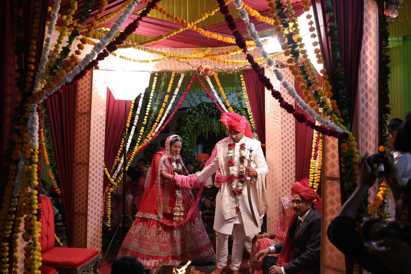 सनातन धर्म में वैदिक विवाह संस्कार — महत्व, परंपरा और सप्तपदी का अर्थ