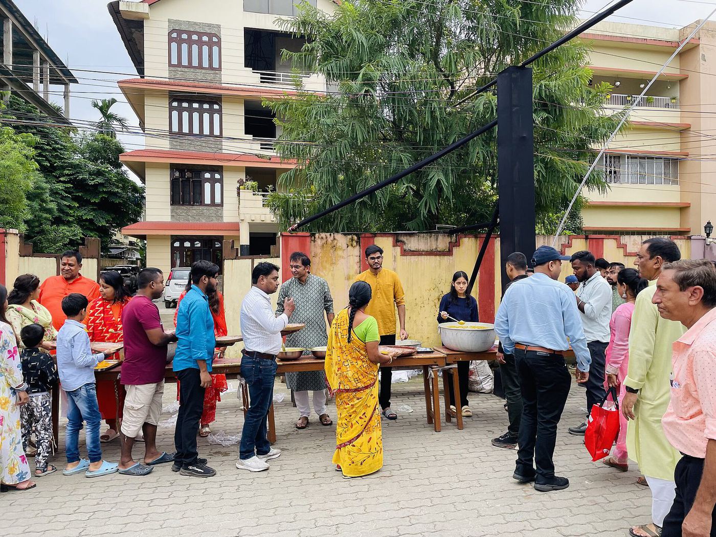 सनातन धर्म में दान और सेवा का महत्व — निःस्वार्थ भाव से समाज सेवा की परंपरा